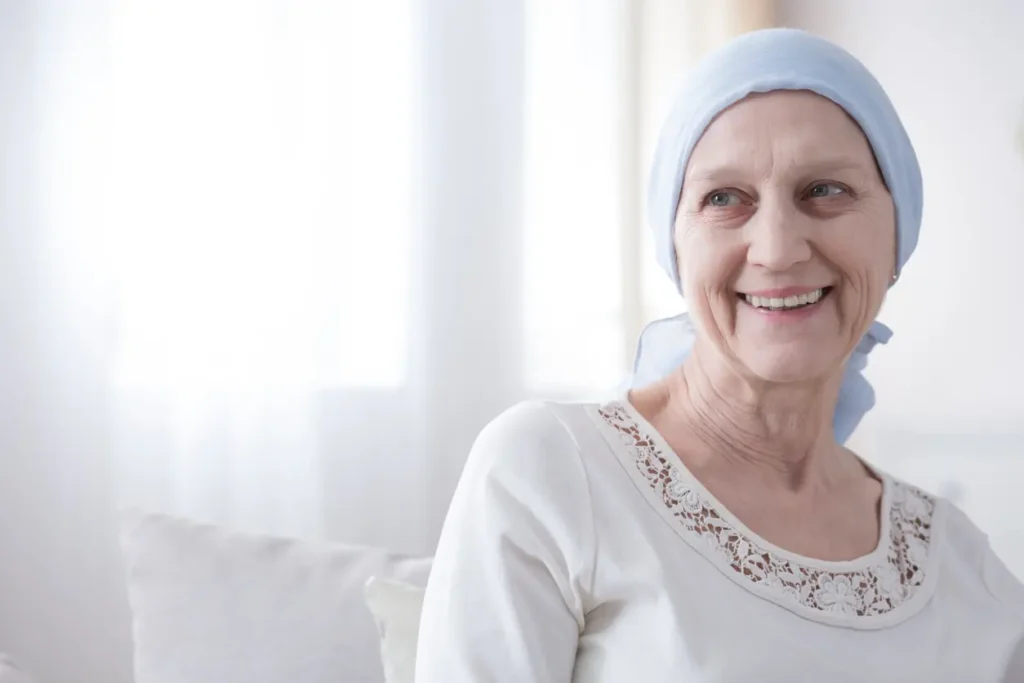 Imagem de uma mulher com neutropenia sorrindo.